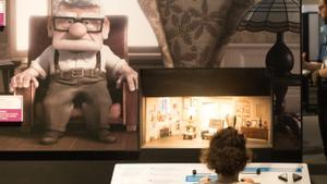 Una niña interactúa con el módulo sobre iluminación de la película UP en la exposición La ciencia de Pixar de Caixaforum Madrid.