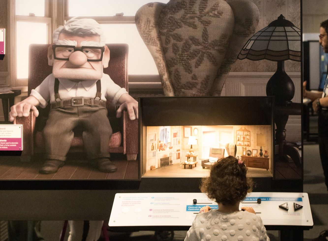 Una niña interactúa con el módulo sobre iluminación de la película 'UP' en la exposición 'La ciencia de Pixar' de Caixaforum Madrid.