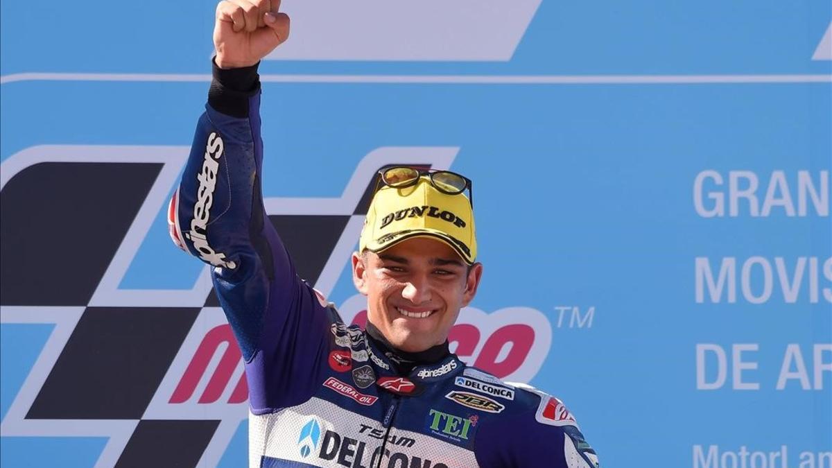 El madrileño Jorge Martin (Honda) celebra su victoria, en Motorland, que lo coloca, destacado, al frente del Mundial de Moto3.