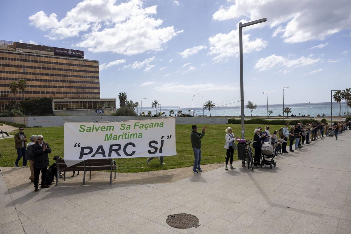 Más de 200 personas forman una cadena humana contra el macroproyecto de GESA al grito de “¡Parque sí, cemento no!” Más de 200 personas forman una cadena humana contra el macroproyecto de GESA al grito de “¡Parque sí, cemento no!”