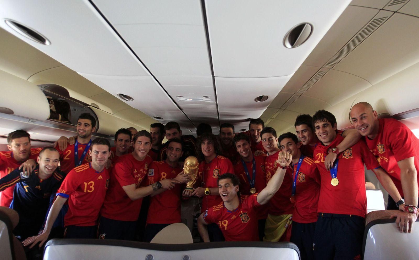 Los jugadores de España posan con el trofeo de campeones en el avión de vuelta a Madrid. / Marcelo del Pozo