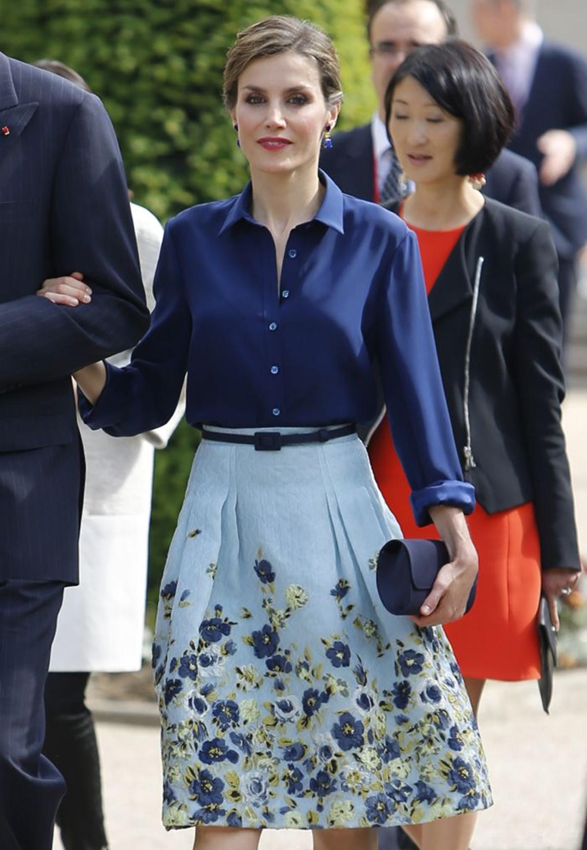 Letizia Ortiz, camisa y falda de Carolina Herrera