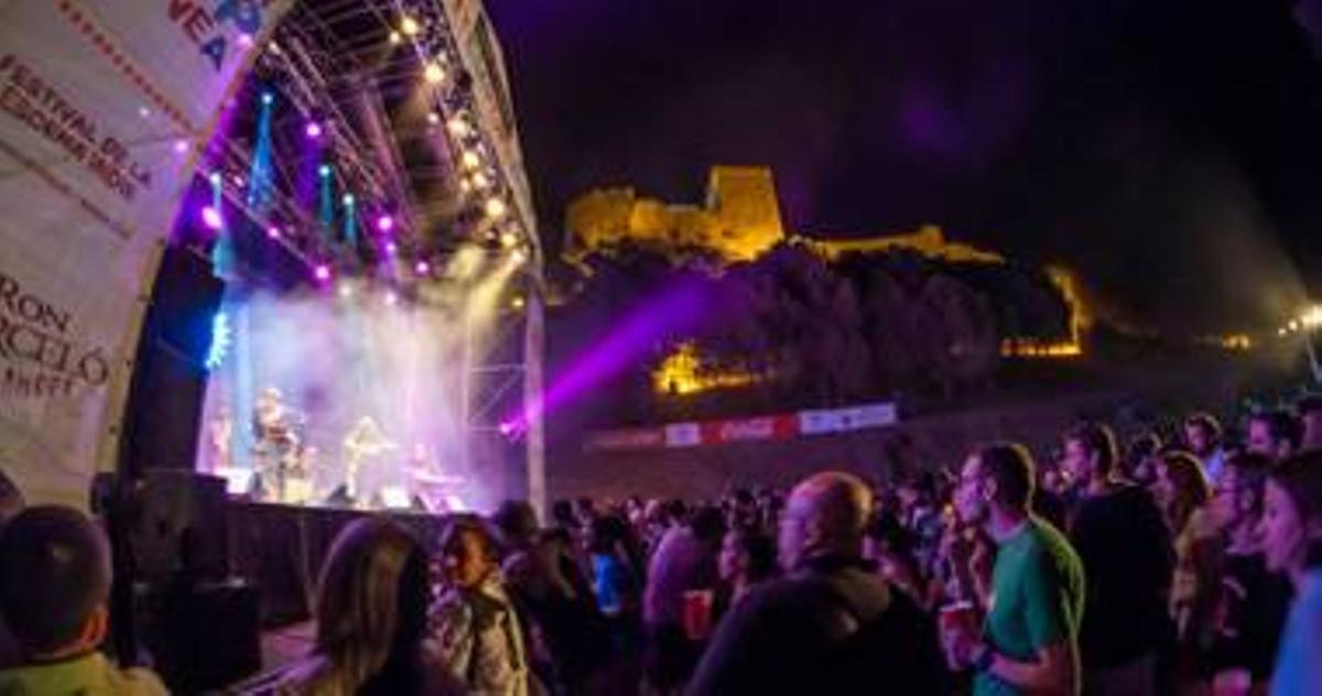 El público en las laderas del Castillo de Luna durante una edición del Festival Contempopránea en Alburquerque.