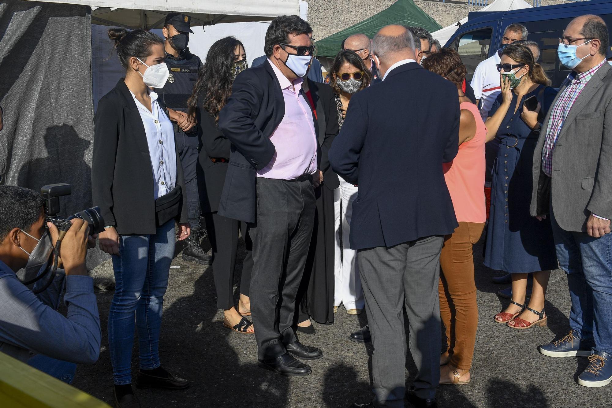 Escrivá visita el muelle de Arguineguín