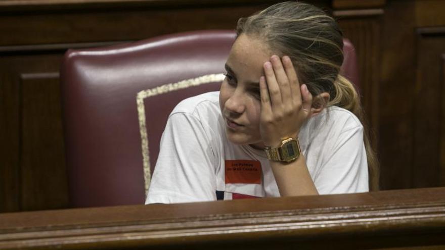 66 escolares ejercen de diputados por un día en el Parlamento de Canarias