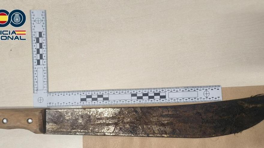 Una casera amenaza con un machete a tres inquilinos para echarlos de una vivienda en Gran Canaria