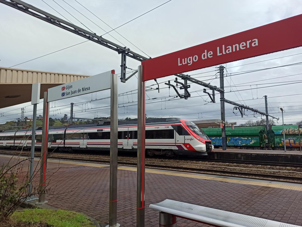 Uno de los trenes en dirección a Oviedo, en la estación de Lugo de Llanera.