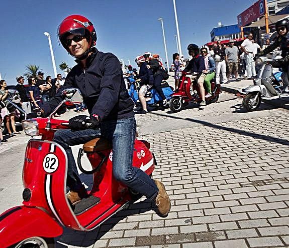 En Vespa por la ciudad.