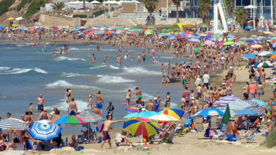 La playa del Arenal-Bol de Calp ha registrado hoy su primer lleno de la temporada