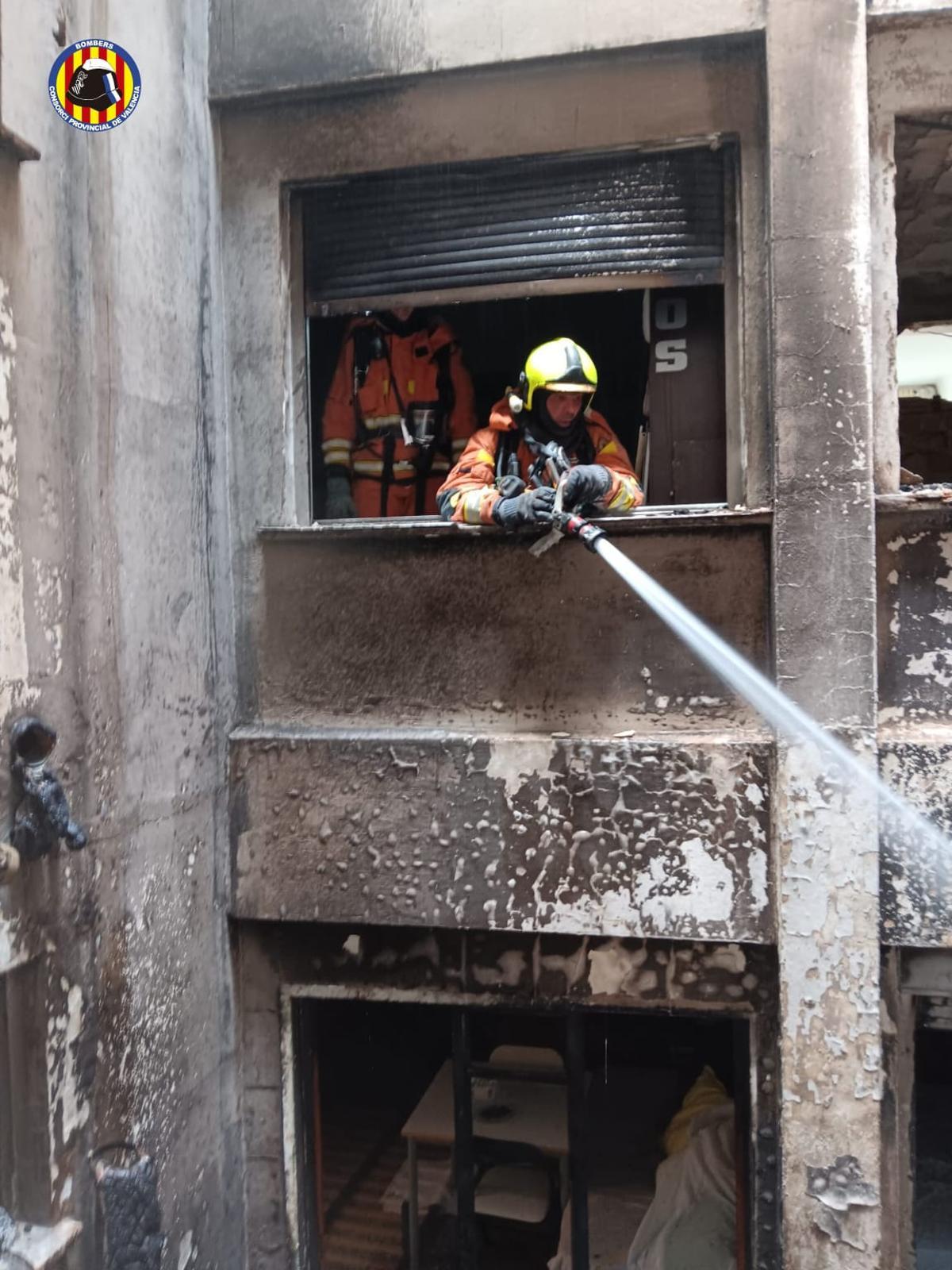 Trabajos de extinción del incendio.