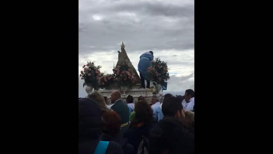 El viento dificultad la bajada de la patrona de Cáceres