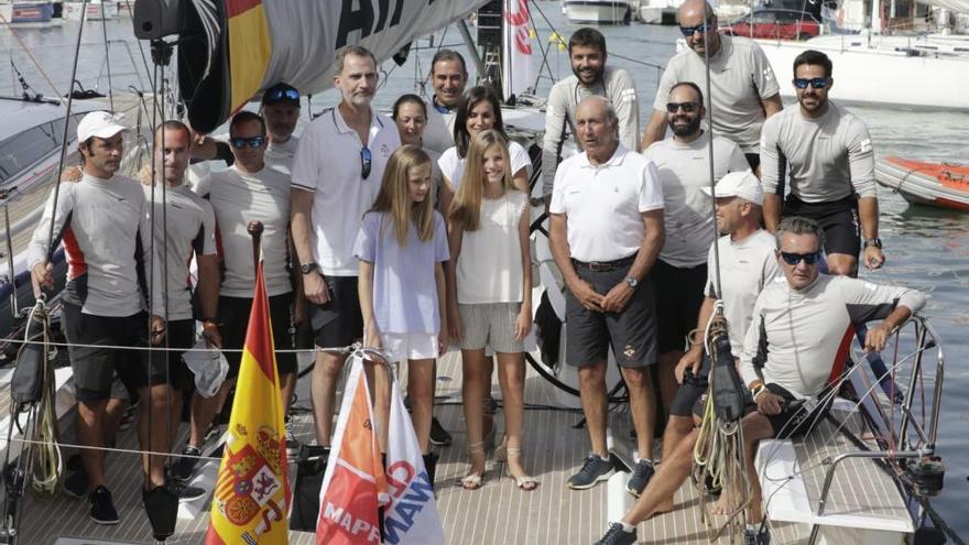 Los Reyes y sus hijas en el Club Náutico de Palma