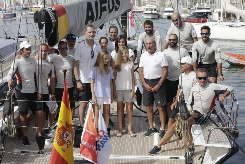 Primera aparición pública de los Reyes y sus hijas en el Club Náutico de Palma