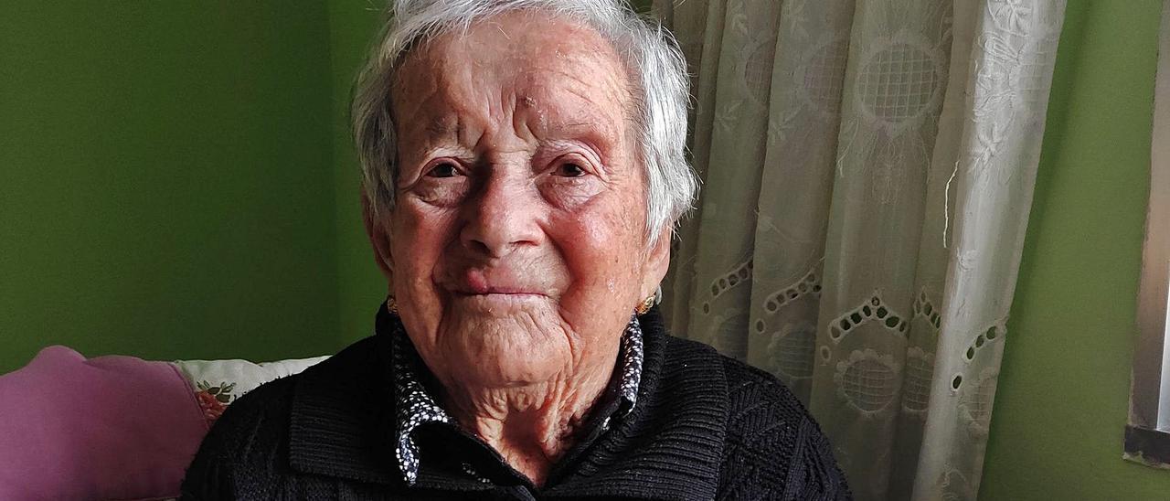 A veciña centenaria de Pinténs, Esperanza Gutiérrez, que acaba de cumprir 104 anos.   | // A.COYA