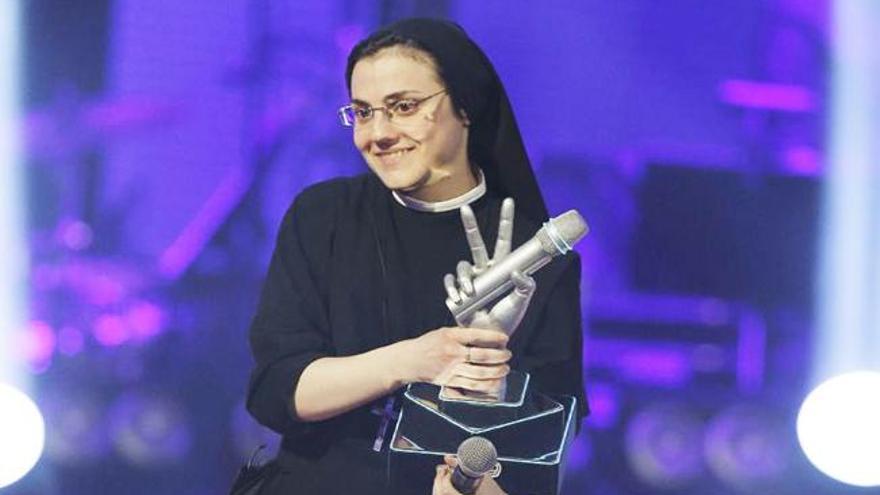 Sor Cristina con el premio de ganadora.