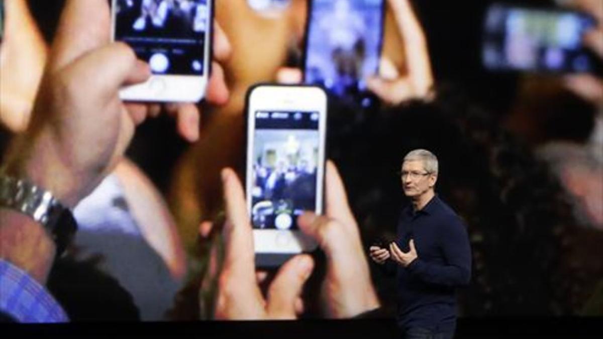 Móviles durante el anuncio del iPhone 7 por parte del consejero de Apple, Tim Cook, ayer en San Francisco.