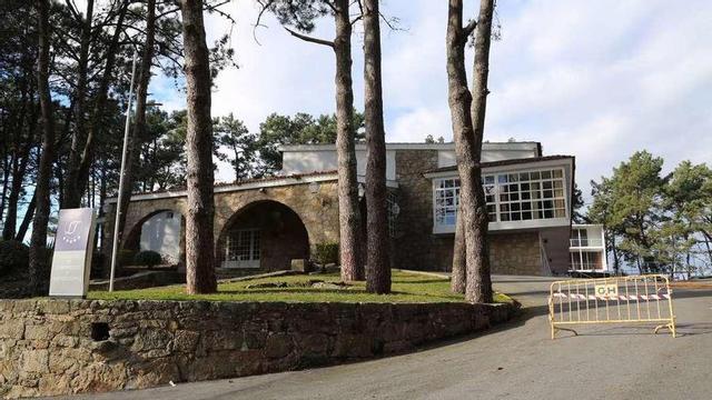 El Palacio de Congresos y Exposiciones del Gran Hotel La Toja y el Banco Popular, en A Toxa. // Muñiz