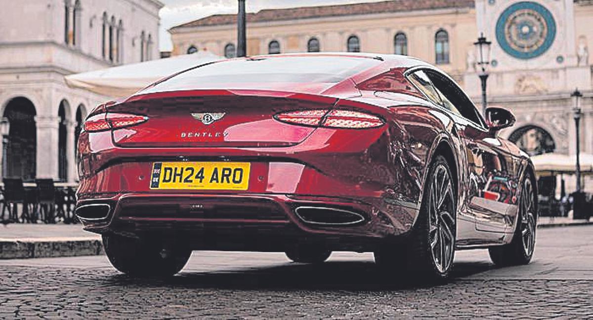 En el diseño de esta cuarta generación los faros redondos han sido reemplazados por otros con forma elíptica.