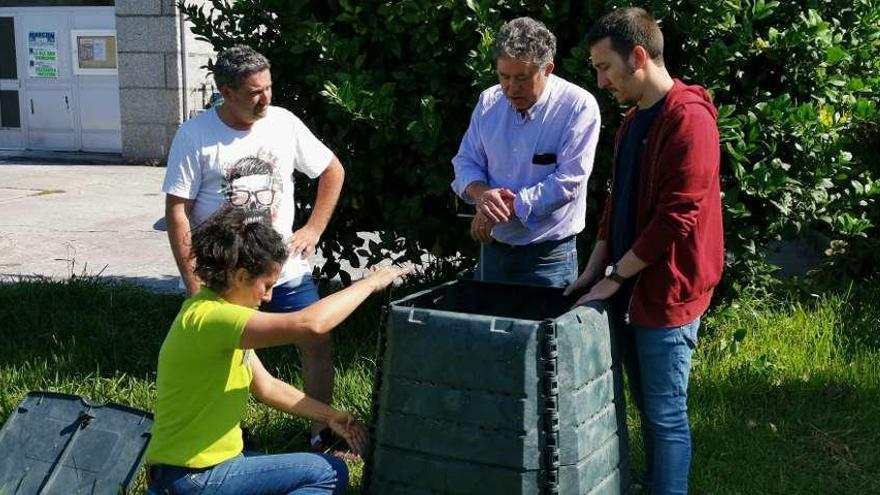 El alcalde asistió a la primera entrega de un compostero individual en la parroquia de Tomeza. // S.A.