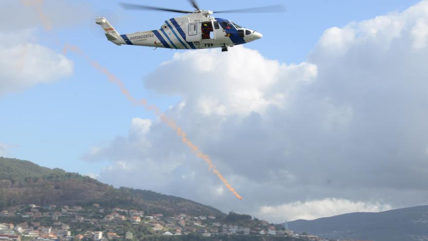 Escenas del simulacro de rescate frente a Moaña.