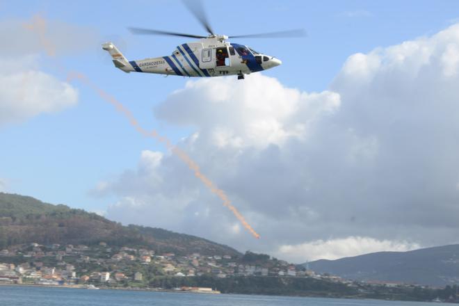 Escenas del simulacro de rescate frente a Moaña.