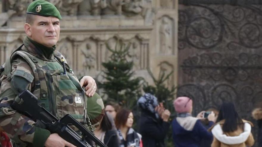 Un militar francés vigila en las inmediaciones de Notre-Dame.