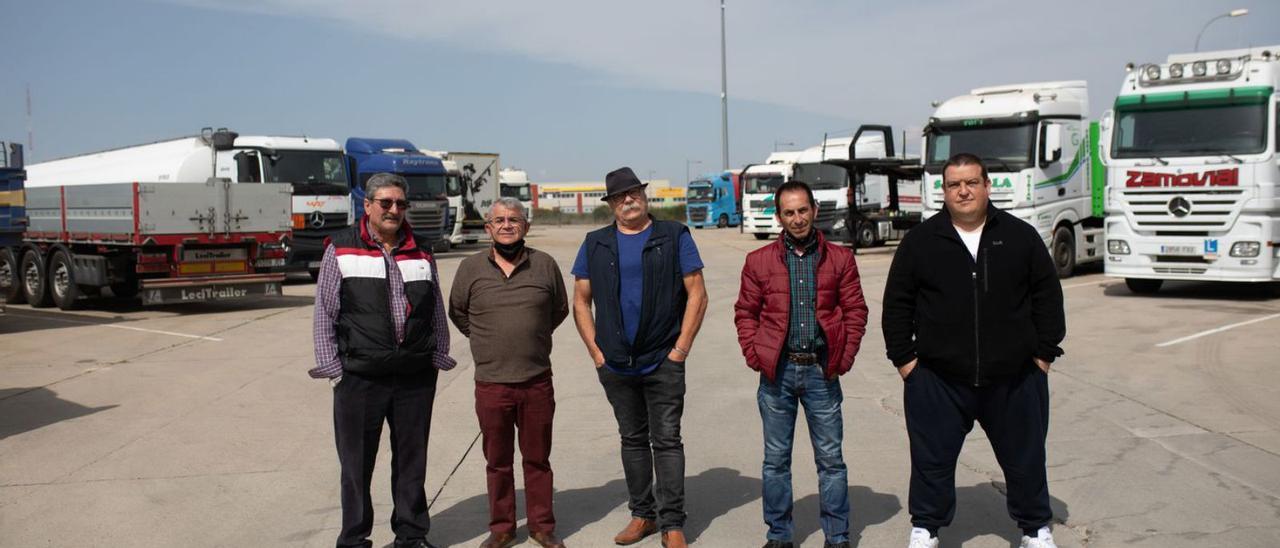 Antonio Feo y Lorenzo Fuentesaúco con camioneros en huelga, en el Centro de Transportes.