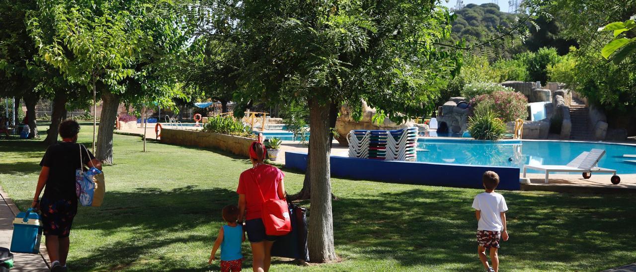 Una familia llega a la piscina Assuan, este jueves.