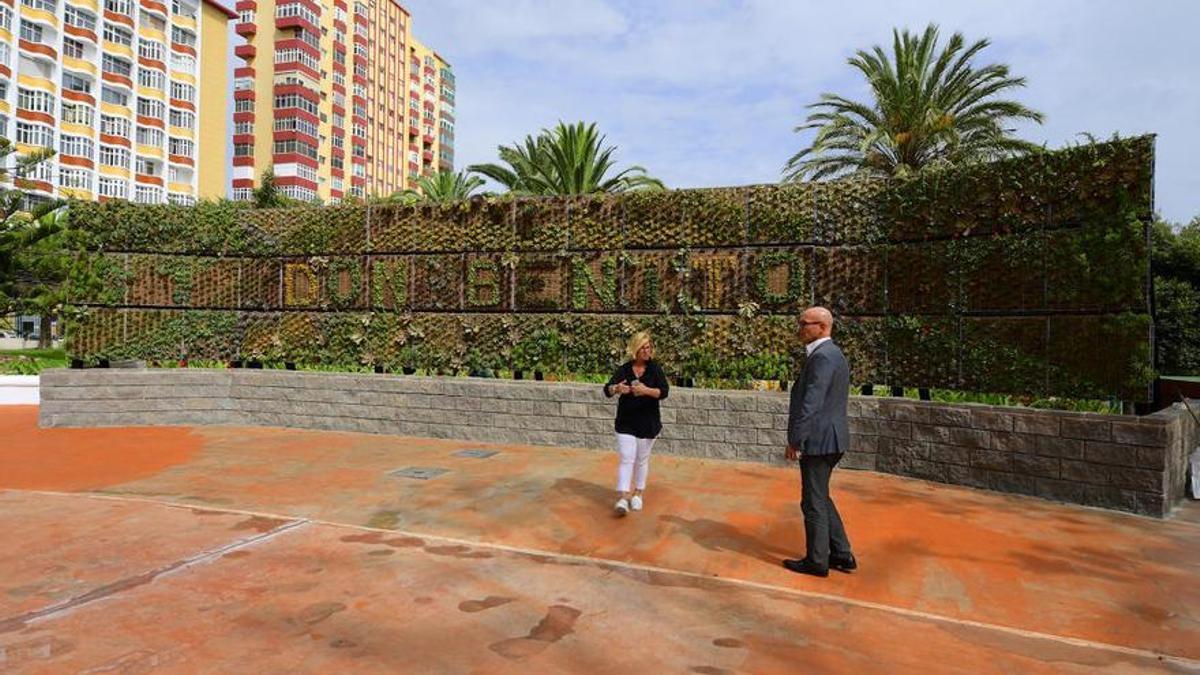 Inmaculada Medina y Miguel Ángel Padrón en la inauguración del jardín vertical de Don Benito.