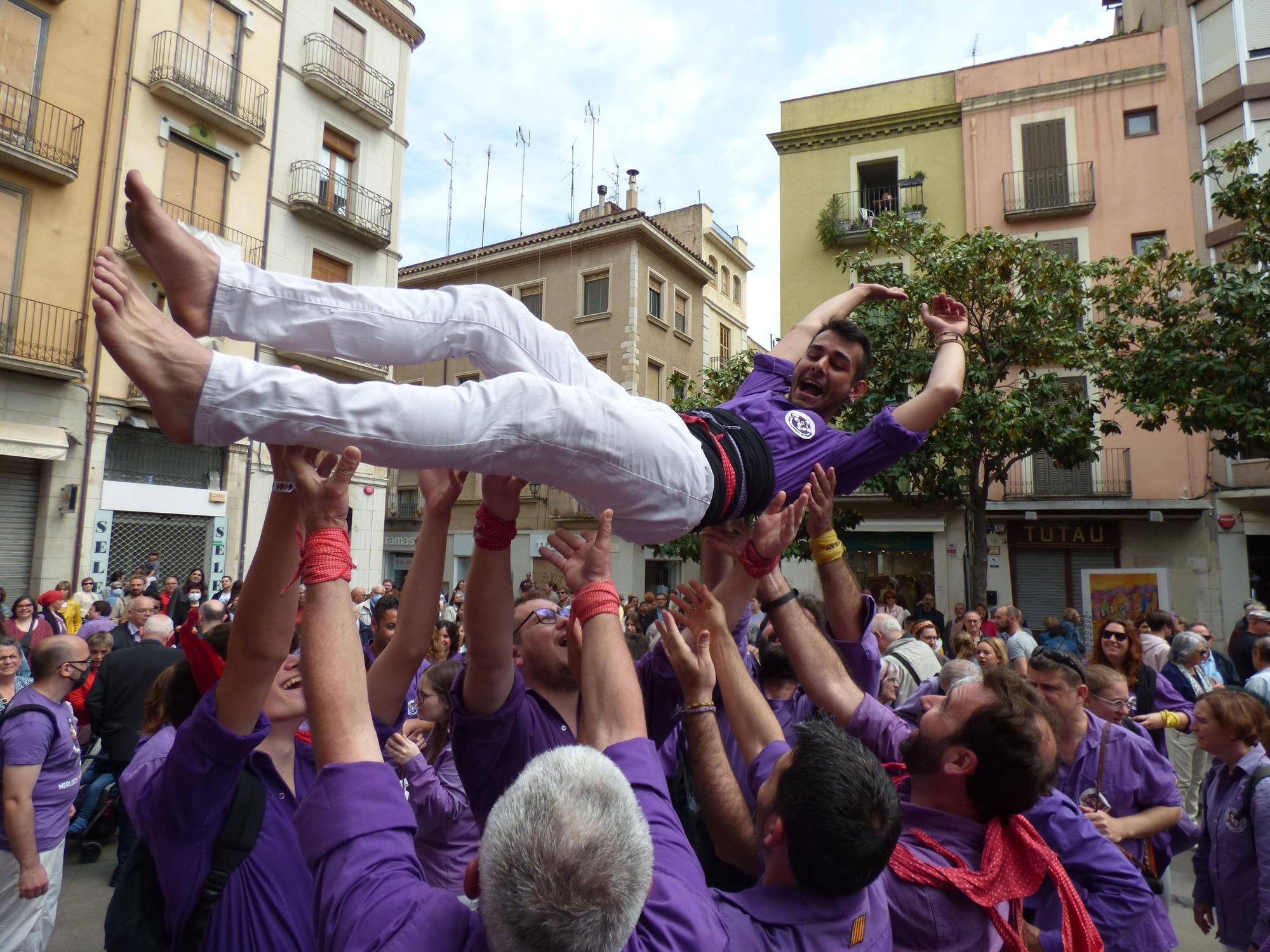 La Colla Castellera aporta emoció a les Fires amb el pilar caminant de Santa Creu