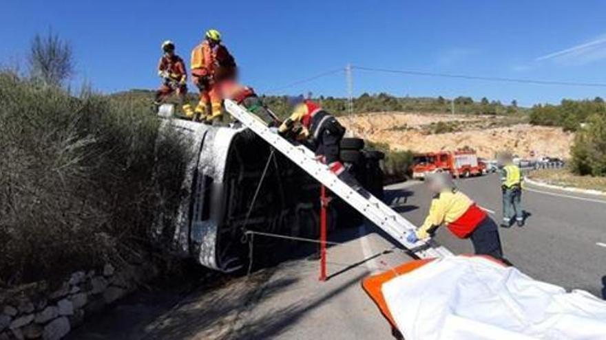 Rescatan al conductor de un camión que volcó en Albaida