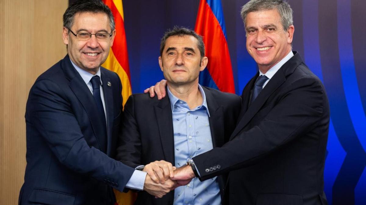 Josep Maria Bartomeu, Ernesto Valverde y Jordi Mestre, tras la renovación del técnico azulgrana.
