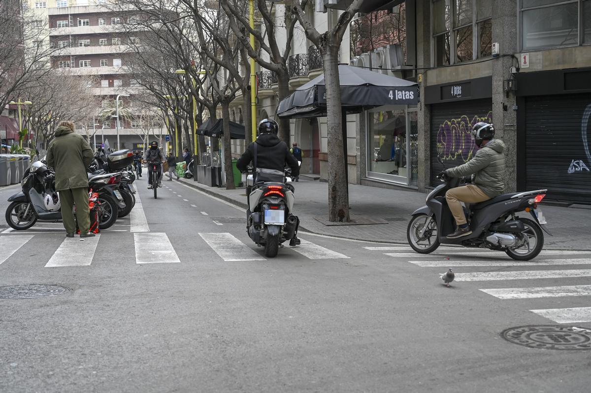 Dos motoristas invaden el carril bici de Tuset desde la esquina de la calle Moià