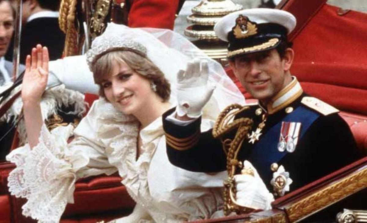 Diana Spencer y Carlos de Inglaterra. Un baño de realidad para las niñas que aspiraban a princesas: tras la carroza, el merengue, el castillo, la corona y los pétalos de rosa acechaba la amargura. Aunque aquel 29 de julio de 1981 todos quisieran parecer felices.