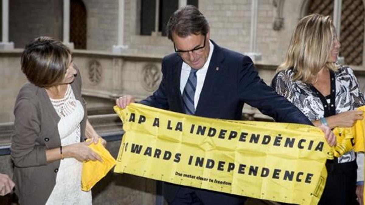 Artur Mas y Carme Forcadell, este miércoles en el Palau de la Generalitat. FERRAN NADEU