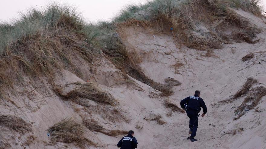 Agents de la policia en una duna
