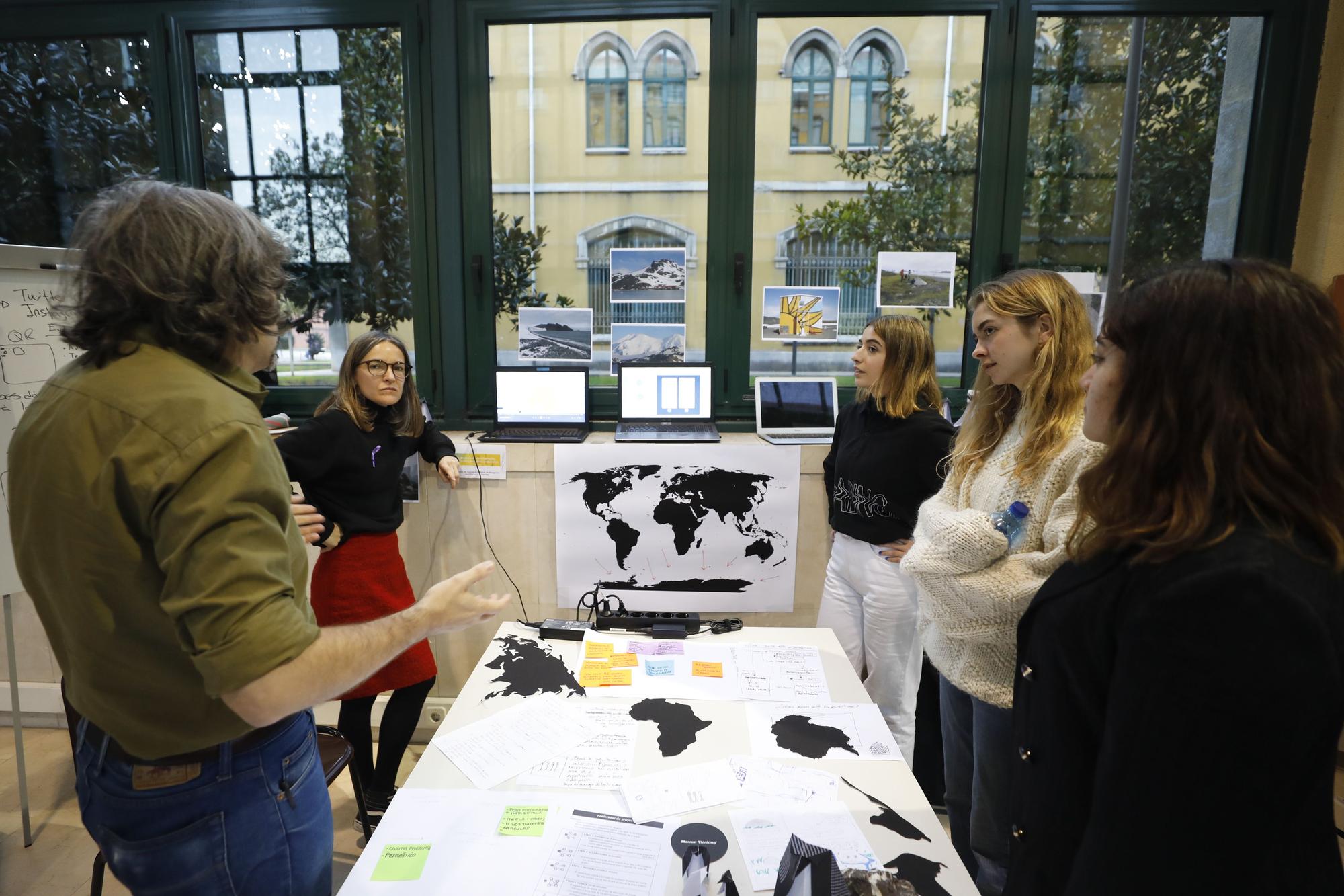 Integrantes del grupo de trabajo Parantar, durante la presentación de su proyecto.