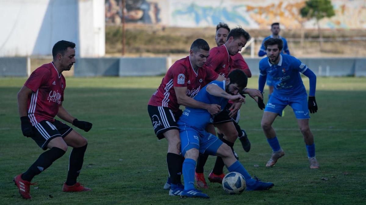 Un jugador del CD Villaralbo protege el cuero en un partido en casa de la formación de Losada. | Jose Luis Fernández