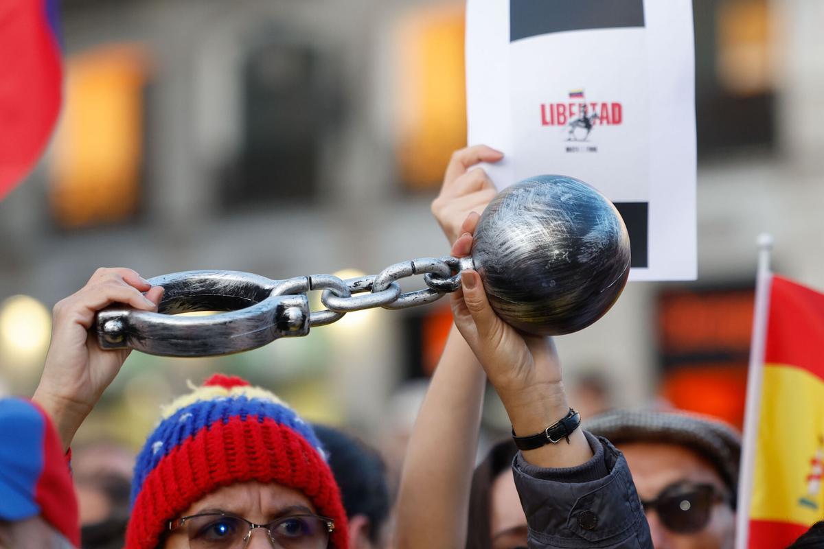 MADRID, 09/01/2025.- Grupos de personas participan en una manifestación convocada en Madrid para apoyar al candidato opositor Edmundo González como presidente electo de Venezuela, este jueves, en vísperas de la toma de posesión presidencial en Caracas. EFE/ Juanjo Martin