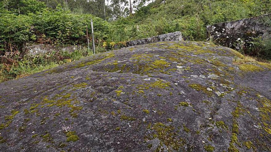 Mámoas y petroglifos, la memoria de piedra. Gran parte del catálogo incluido en el Plan Xeral de Vigo lo conforman mámoas y petroglifos como el de la imagen, conocido como “Pedra Moura” y que se sitúa en los montes de Coruxo.