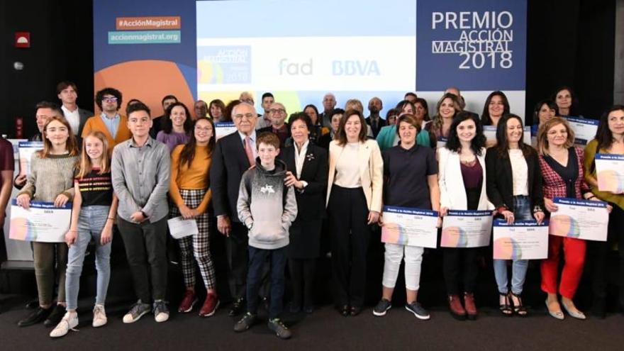 La ministra de Educación, junto a los premiados del BBVA.