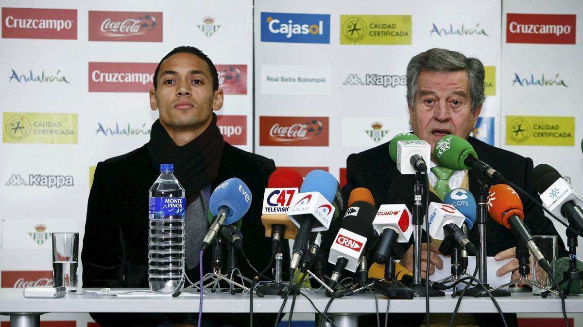 Ricardo Oliveira junto al presidente del Betis, José León, durante el acto en el que ha sido presentado como nuevo jugador del conjunto verdiblanco