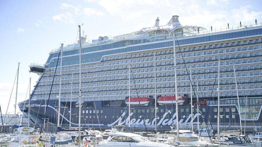 El crucero 'Mein Schiff Flow' llega a A Coruña tras su paso por Cádiz con 4.000 personas a bordo