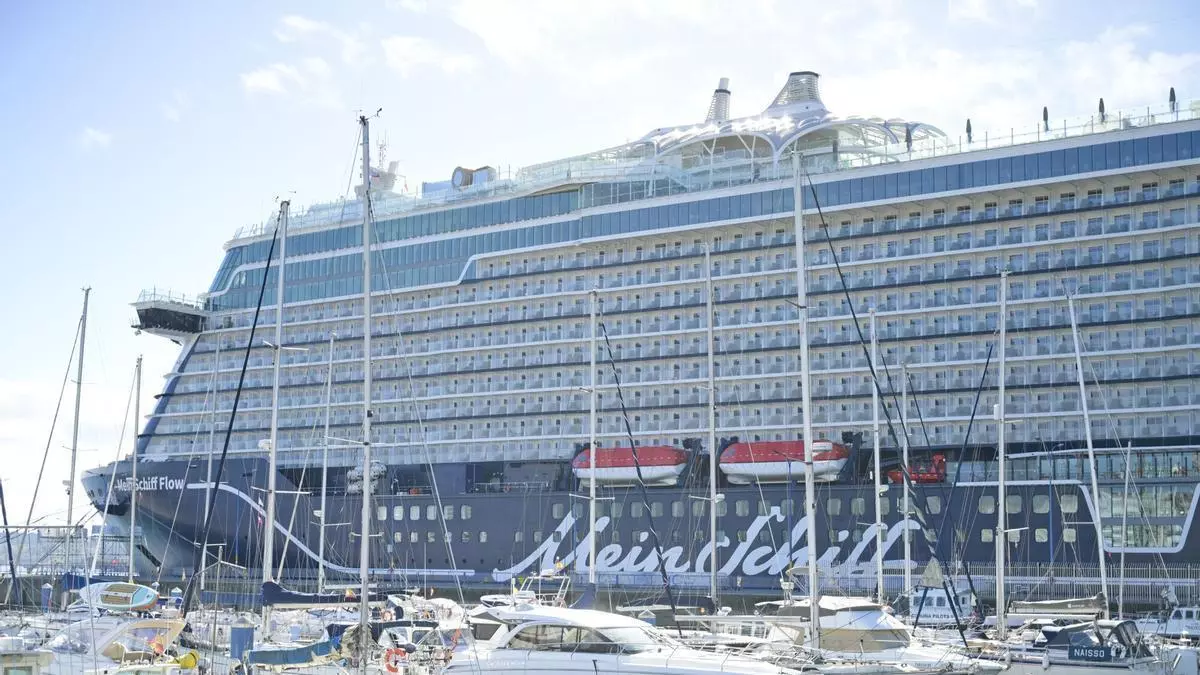 El crucero 'Mein Schiff Flow' llega a A Coruña tras su paso por Cádiz con 4.000 personas a bordo
