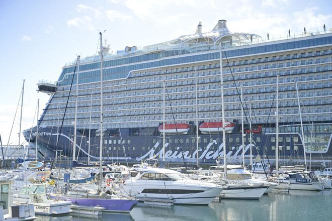 El crucero 'Mein Schiff Flow' llega a A Coruña con 4.000 personas a bordo