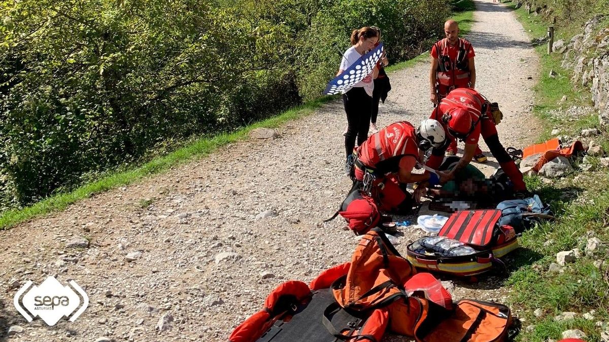 Los rescatadores prestan asistencia al herido.