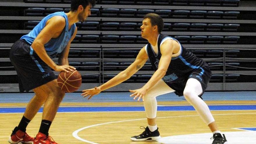 Verners Kohs, a la derecha, en un entrenamiento con el conjunto santiagués. // FdV