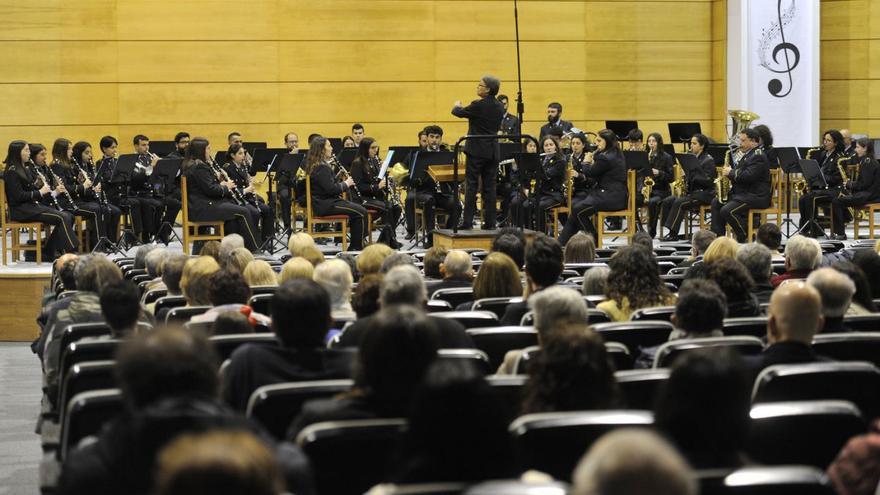 Una actuación del XXIX Festival de Bandas de Música de Silleda celebrado ayer.   | // BERNABÉ/JAVIER LALÍN