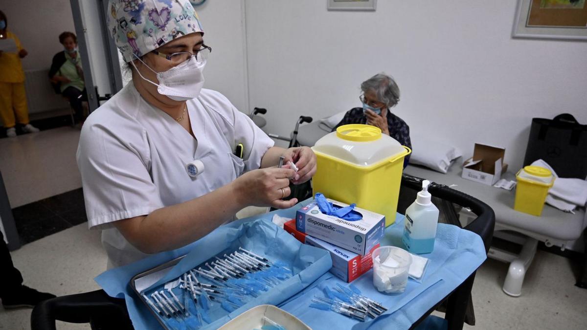 La vacunación se realizó ayer en el Saraiva Sénior de Pontevedra.   | // RAFA VÁZQUEZ