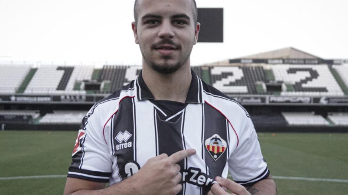 Tony Desreé, hermano de Jeremy Mellot, posa con la albinegra en el SkyFi Castalia.